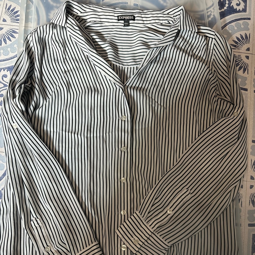 EXPRESS Women’s Striped Button-down Shirt. Size Large.
